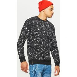 Bluza z nadrukiem all over - Czarny. Czarne bluzy męskie Cropp, s, z nadrukiem, bez kołnierzyka, bez rękawów, bez kaptura. W wyprzedaży za 69,99 zł.