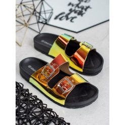 KLAPKI ZE SPRZĄCZKĄ HOLO. Żółte klapki damskie Ideal Shoes, bez wzorów, bez obcasa. Za 39,90 zł.
