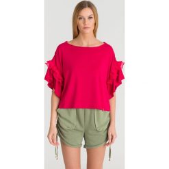 Malinowa bluzka oversize Patrizia Pepe z ozdobnymi rękawami. Różowe bluzki damskie Patrizia Pepe, xs, z aplikacjami, bez kołnierzyka, z krótkim rękawem. Za 389,50 zł.