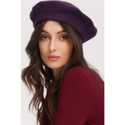 Ciemnofioletowy Beret Day On. Fioletowe czapki damskie Renee, z aplikacjami. Za 39,99 zł.