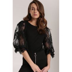 Czarna Bluzka Katey. Czarne bluzki damskie Renee, s, z haftami, z dzianiny, wizytowe, bez kołnierzyka, z krótkim rękawem. Za 89,99 zł.