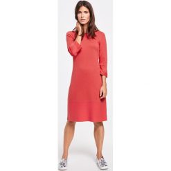 Dzianinowa sukienka z rękawami z falbanami. Czerwone sukienki damskie GERRY WEBER EDITION, bez wzorów, z dzianiny, eleganckie, bez kołnierzyka, bez rękawów, midi. Za 119,00 zł.