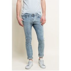 Wrangler - Jeansy. Niebieskie jeansy męskie skinny marki Wrangler, z aplikacjami, z bawełny. W wyprzedaży za 229,90 zł.