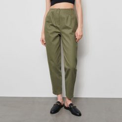 Bawełniane spodnie - Khaki. Brązowe spodnie damskie Reserved, z bawełny. W wyprzedaży za 49,99 zł.