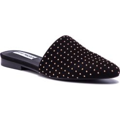 Klapki STEVE MADDEN - Trace-S SM11000025-03002-032 Black With Studs. Czarne klapki damskie Steve Madden, bez wzorów, z zamszu, bez obcasa, na obcasie. W wyprzedaży za 339,00 zł.