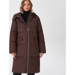 Puchowy płaszcz oversize - Brązowy. Pomarańczowe płaszcze damskie House, s, bez wzorów, z puchu. Za 399,99 zł.