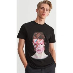 T-shirt Heroes — David Bowie - Czarny. Czarne t-shirty męskie Reserved, xl, bez wzorów, bez kołnierzyka. Za 59,99 zł.