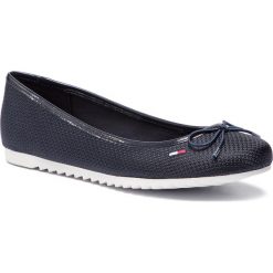 Baleriny TOMMY JEANS - Material Mix Ballerina EN0EN00570 Midnight 403. Niebieskie baleriny damskie Tommy Jeans, bez wzorów, z jeansu, klasyczne, bez obcasa, na płaskiej podeszwie. Za 299,00 zł.