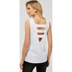 Top z wycięciem na plecach. Białe bluzki damskie Moodo, xl, z nadrukiem, z bawełny, klasyczne, z okrągłym kołnierzem, bez rękawów. Za 24,99 zł.