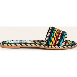 Steve Madden - Klapki. Klapki damskie Steve Madden, bez wzorów, z gumy, bez obcasa, na obcasie. W wyprzedaży za 279,90 zł.