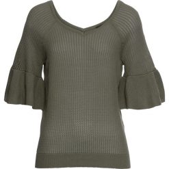 Sweter dzianinowy bonprix oliwkowy. Zielone swetry damskie bonprix, bez wzorów, z dzianiny, z krótkim rękawem, krótkie, bez kaptura. Za 37,99 zł.