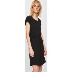 Vero Moda - Sukienka. Czarne sukienki damskie Vero Moda, na co dzień, s, bez wzorów, z bawełny, casualowe, z okrągłym kołnierzem, z krótkim rękawem, krótkie, mini, proste. W wyprzedaży za 49,90 zł.