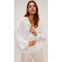 Mango - Bluzka Feather. Białe bluzki damskie Mango, s, bez wzorów, z wiskozy, casualowe, bez kołnierzyka, z długim rękawem. W wyprzedaży za 69,90 zł.