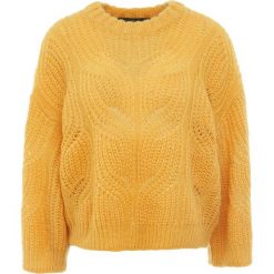 DESIGNERS REMIX VICKI CABLE Sweter mustard. Białe swetry klasyczne damskie marki DESIGNERS REMIX, z elastanu, polo. Za 899,00 zł.