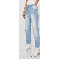Desigual - Jeansy Lua. Niebieskie jeansy damskie Desigual, z obniżonym stanem. W wyprzedaży za 269,90 zł.