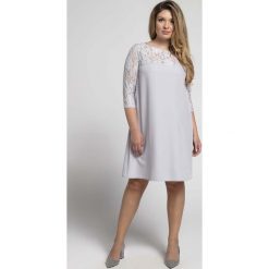 Szara Trapezowa Sukienka Wizytowa z Koronką PLUS SIZE. Szare sukienki damskie Molly.pl, xl, w koronkowe wzory, z koronki, eleganckie, bez kołnierzyka, plus size, bez rękawów, trapezowe. Za 175,90 zł.