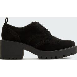 Czarne sznurowane buty derby na obcasie. Czarne sandały damskie Pull&Bear, bez wzorów, bez obcasa, na obcasie, na sznurówki. Za 139,00 zł.