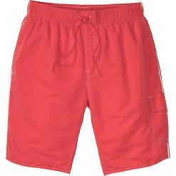 Bermudy plażowe Regular Fit bonprix koralowy. Czerwone spodenki i szorty męskie bonprix, m, z nadrukiem. Za 49,99 zł.