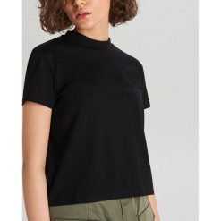 Gładka koszulka oversize - Czarny. Czarne koszulki damskie Cropp, s, bez wzorów, bez kołnierzyka, bez rękawów. Za 24,99 zł.