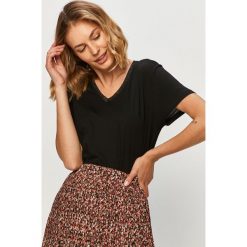 Answear - T-shirt Answear Lab. Czarne bluzki damskie ANSWEAR, s, bez wzorów, z bawełny, casualowe, z asymetrycznym kołnierzem, z krótkim rękawem. Za 49,90 zł.