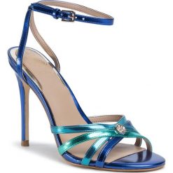 Sandały GUESS - Kalista3 FL6IK3 LEL03 BLUE. Niebieskie klapki damskie Guess, z aplikacjami, ze skóry ekologicznej, bez obcasa, na obcasie. Za 639,00 zł.