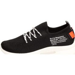 Czarne sportowe buty damskie McKeylor 14421. Czarne buty sportowe damskie McKeylor, bez wzorów, sportowe. W wyprzedaży za 89,00 zł.