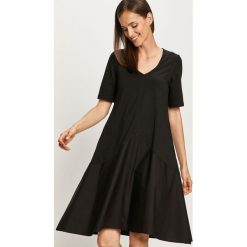 Answear - Sukienka Answear Lab. Czarne sukienki damskie ANSWEAR, na co dzień, s, bez wzorów, z bawełny, casualowe, z okrągłym kołnierzem, z krótkim rękawem, krótkie, midi, rozkloszowane. Za 129,90 zł.