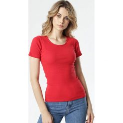 Czerwony T-shirt Ananore. Czerwone bluzki damskie Born2be, s, bez wzorów, bez kołnierzyka, bez rękawów. W wyprzedaży za 44,99 zł.