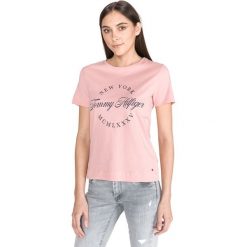 Tommy Hilfiger Livia Koszulka Różowy. Różowe koszulki damskie TOMMY HILFIGER, l, z nadrukiem, z bawełny, bez kołnierzyka, z krótkim rękawem. Za 135,95 zł.