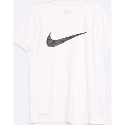 Nike Kids - T-shirt dziecięcy 122-170 cm. Białe t-shirty chłopięce marki Nike Kids, z nadrukiem, z poliesteru, z okrągłym kołnierzem. W wyprzedaży za 59,90 zł.