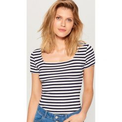 Basicowa koszulka z krótkimi rękawami - Biały. Białe t-shirty damskie marki Mohito, s. Za 39,99 zł.