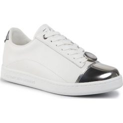 Sneakersy EA7 EMPORIO ARMANI - X8X042 XK074 B975 White/Dark Silver. Białe półbuty damskie EA7 Emporio Armani, ze skóry ekologicznej. Za 939,00 zł.