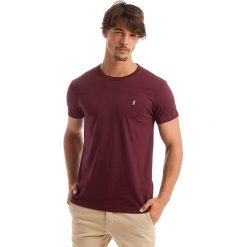 Koszulka w kolorze bordowym. Czerwone koszulki męskie Polo Club Men, xl, z haftami, z bawełny, z okrągłym kołnierzem, bez rękawów. W wyprzedaży za 65,95 zł.