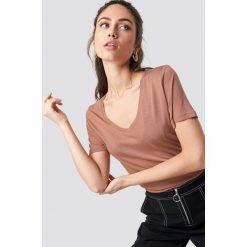 NA-KD Basic T-shirt basic z dekoltem V - Pink. Różowe t-shirty damskie NA-KD Basic, bez wzorów, z dzianiny, klasyczne, z klasycznym kołnierzykiem. W wyprzedaży za 20,47 zł.