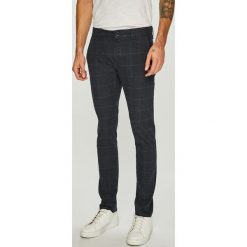 Guess Jeans - Spodnie Daniel. Szare spodnie męskie marki Guess Jeans, na co dzień, m, z aplikacjami, z elastanu, casualowe. W wyprzedaży za 329,90 zł.