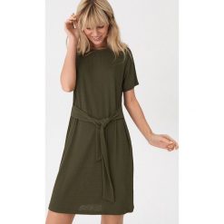 Sukienka z wiązaniem - Khaki. Brązowe sukienki damskie House, s, bez wzorów, bez kołnierzyka, bez rękawów. W wyprzedaży za 49,99 zł.