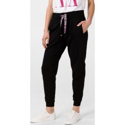 Armani Exchange Spodnie dresowe Czarny. Czarne spodnie damskie Armani Exchange, s, z bawełny. Za 502,95 zł.