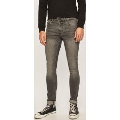 Guess Jeans - Jeansy Chris. Szare jeansy męskie Guess Jeans, m, z aplikacjami. W wyprzedaży za 329,90 zł.