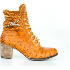 Sznurowane botki z tłoczeniem - skóra naturalna - model 451 - kolor brąz przypalany. Pomarańczowe botki damskie Zapato, na zimę, ze skóry, eleganckie, za kostkę, na wysokim obcasie, na obcasie, na sznurówki. W wyprzedaży za 279,30 zł.