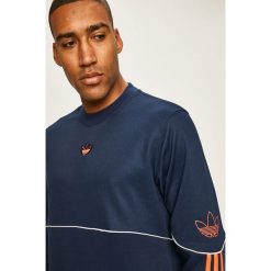 Adidas Originals - Bluza. Niebieskie bluzy męskie s, z aplikacjami, z elastanu, z okrągłym kołnierzem. Za 229,90 zł.