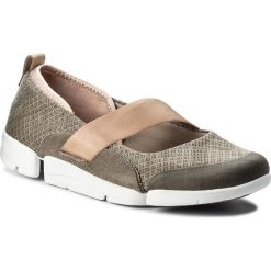 Półbuty CLARKS - Tri Allie 261310964 Khaki Combi. Szare półbuty damskie Clarks, na co dzień, bez wzorów, ze skóry, bez obcasa, na płaskiej podeszwie, bez zapięcia. W wyprzedaży za 189,00 zł.