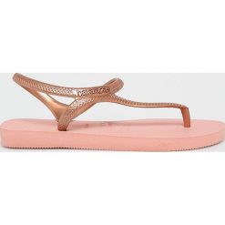 Havaianas - Sandały. Różowe klapki damskie Havaianas, bez wzorów, z materiału, bez obcasa, na obcasie. W wyprzedaży za 59,90 zł.
