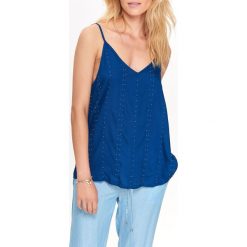 Bluzka damska na ramiączkach z materiału w koraliki. Bluzki damskie Top Secret, bez wzorów, eleganckie, z dekoltem na plecach, bez rękawów. W wyprzedaży za 29,99 zł.