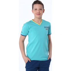 T-shirt chłopięcy dekolt w serek miętowy NDZ7313. Zielone t-shirty chłopięce marki Fasardi, bez wzorów, bez rękawów. Za 39,00 zł.