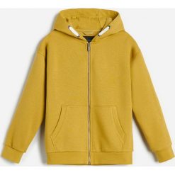 Bluza dresowa z kapturem -. Bluzy męskie Reserved, bez wzorów, z dresówki, z kapturem, bez rękawów, z kapturem. Za 49,99 zł.