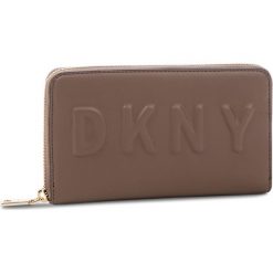 Duży Portfel Damski DKNY - Tilly Lg Zip Around R74QV103 Desert DES. Pomarańczowe portfele damskie DKNY, bez wzorów, ze skóry ekologicznej. W wyprzedaży za 339,00 zł.