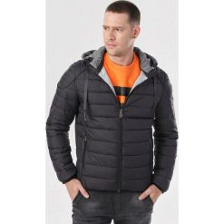 Czarna Kurtka Fyrvia. Czarne kurtki męskie Born2be, xl, bez wzorów, bez kaptura. Za 149,99 zł.
