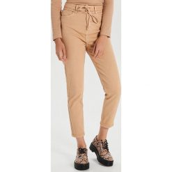 Jeansy straight z paskiem - Beżowy. Brązowe jeansy damskie Cropp. W wyprzedaży za 39,99 zł.