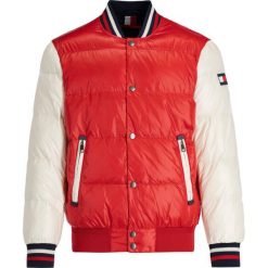 Kurtka bomber TOMMY HILFIGER MW0MW11485. Czerwone kurtki męskie TOMMY HILFIGER, m, bez wzorów, z poliesteru, bez kaptura. W wyprzedaży za 839,00 zł.