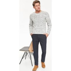 Spodnie chino o kroju regular. Spodnie męskie Top Secret, na co dzień, na zimę, s, bez wzorów, z tkaniny, klasyczne. W wyprzedaży za 59,99 zł.